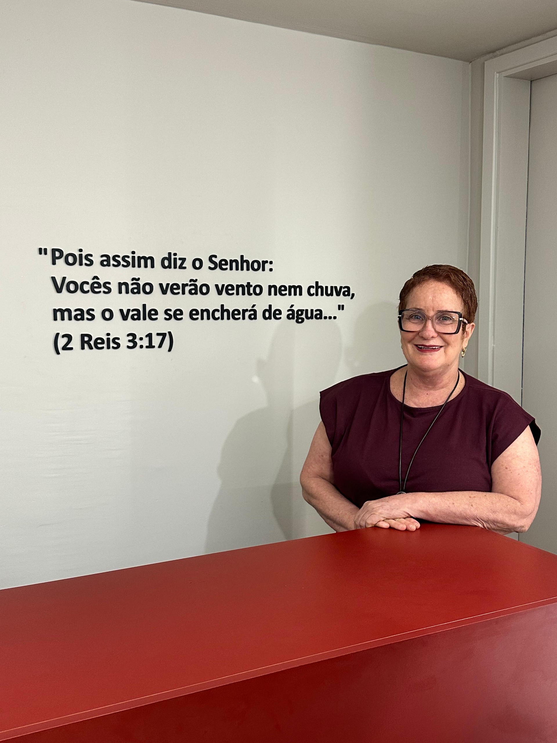 Eliete no balcão da Casa da Costura